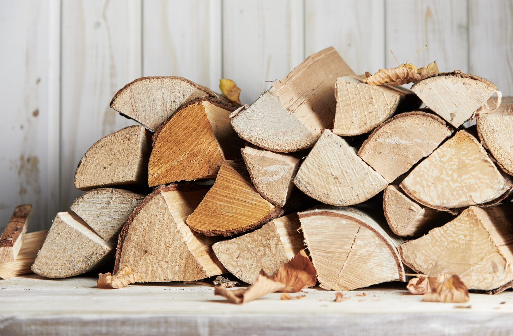 Quel bois ne faut-il pas brûler dans une cheminée ou un poêle ?